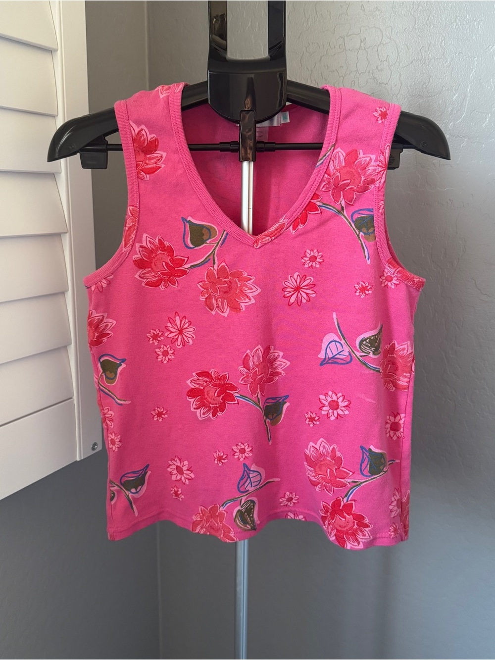 fresh produce Bright Pink Floral V-Neck Tank Size Med
